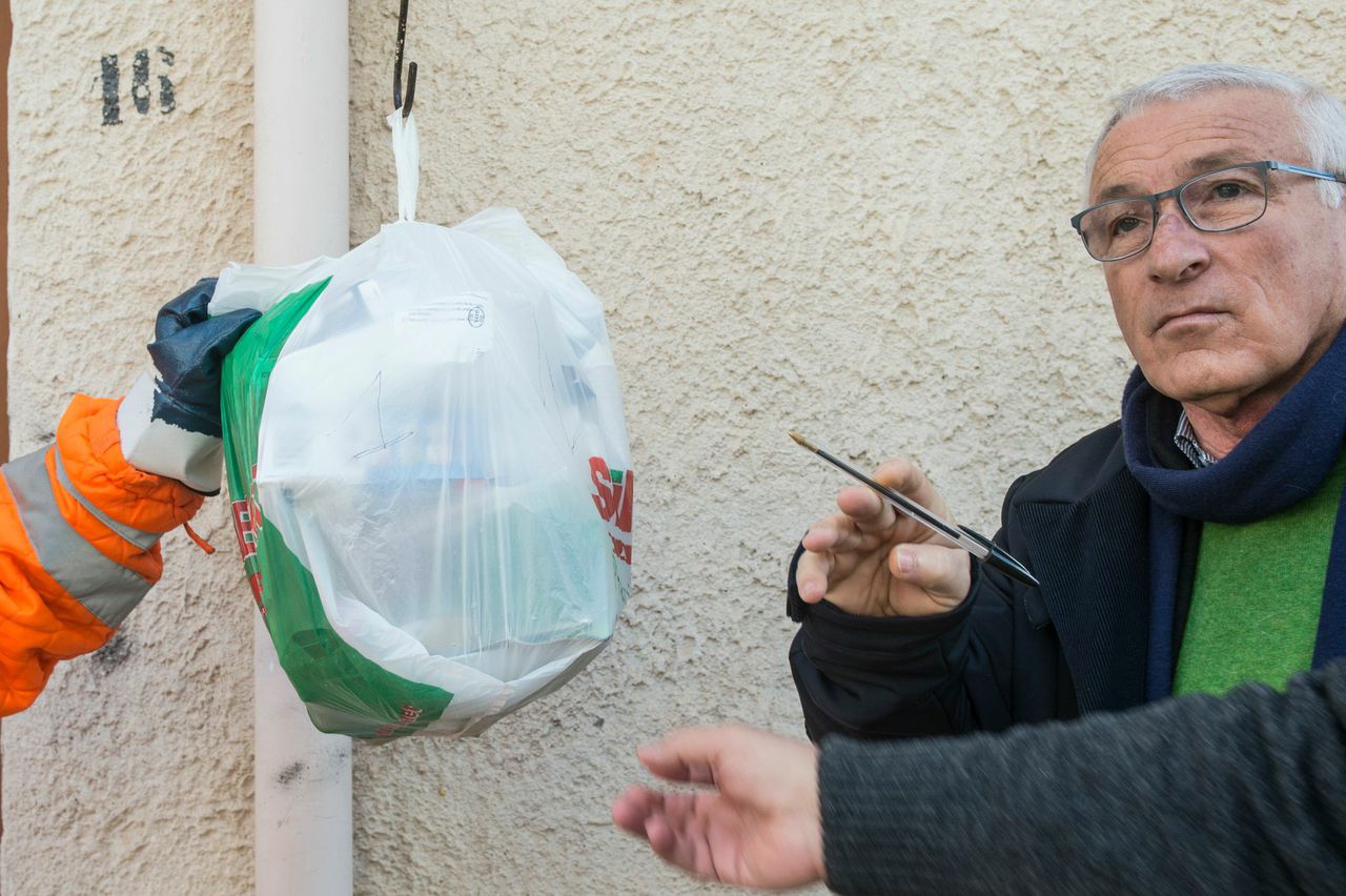 Castellammare del Golfo, multe agli sporcaccioni: 60 verbali in un mese, telecamere in agguato